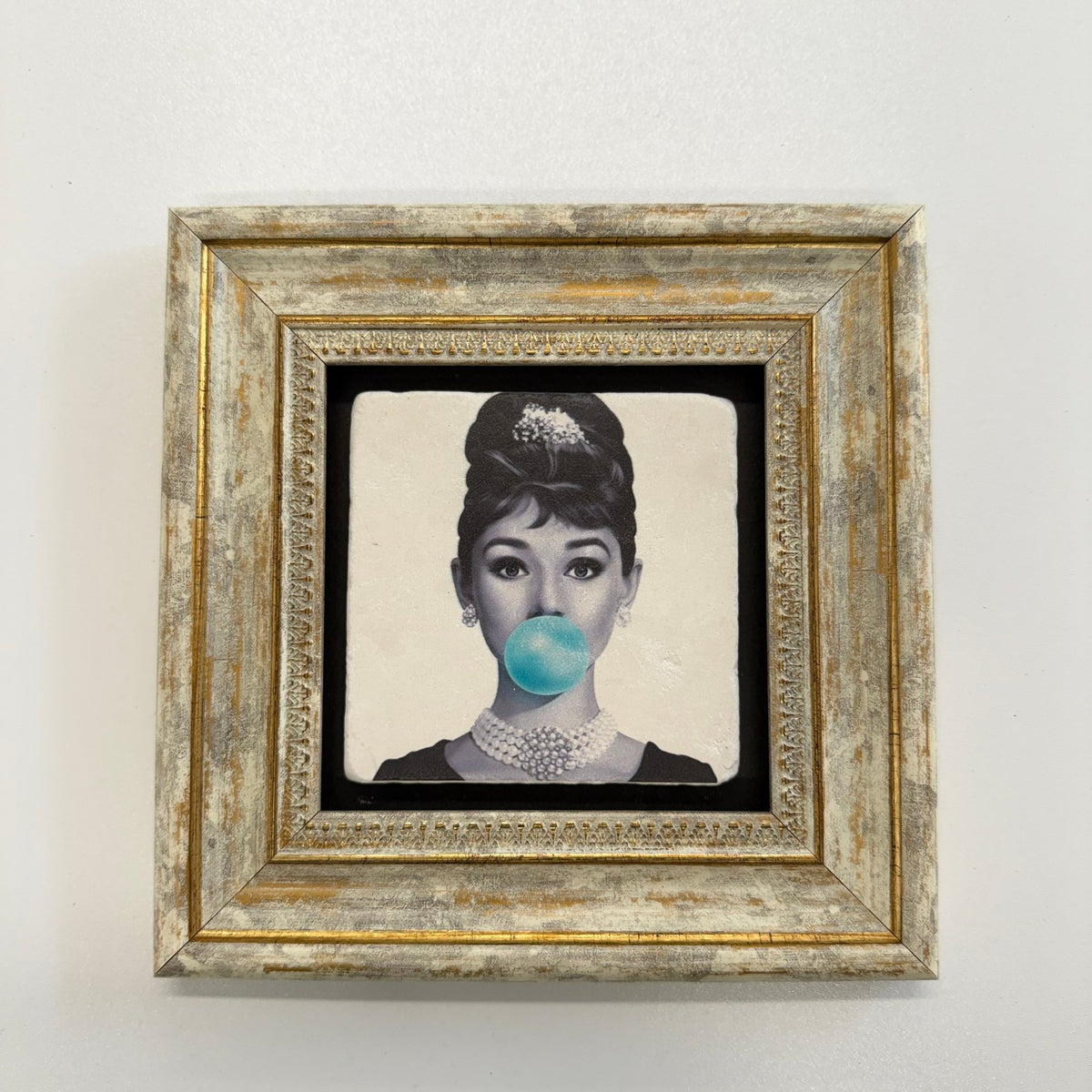 Variant Mapping v4 | audrey-hepburn-blue-bubble-stone-coaster | with Gold Frame | sha256:dd125443a5e3