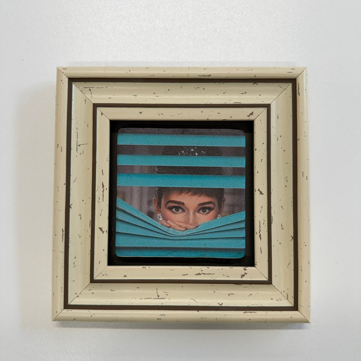 Variant Mapping v4 | audrey-hepburn-breakfast-at-tiffany-natural-stone-coaster | with White Frame | sha256:dae3ac160933
