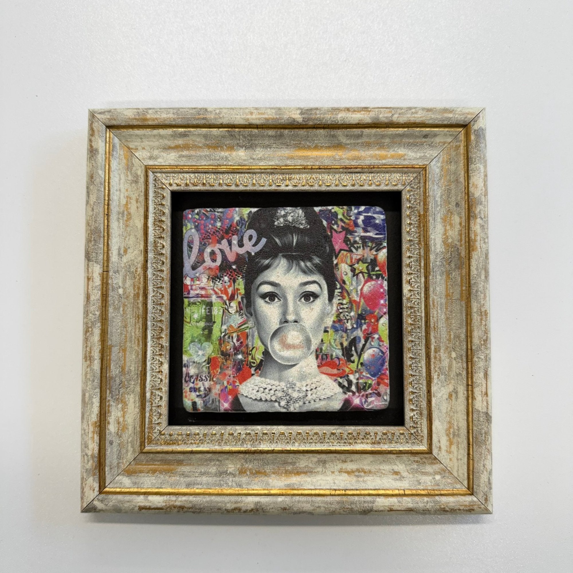 Variant Mapping v4 | audrey-hepburn-graffiti-stone-coaster | with Gold Frame | sha256:4977ca458ed4