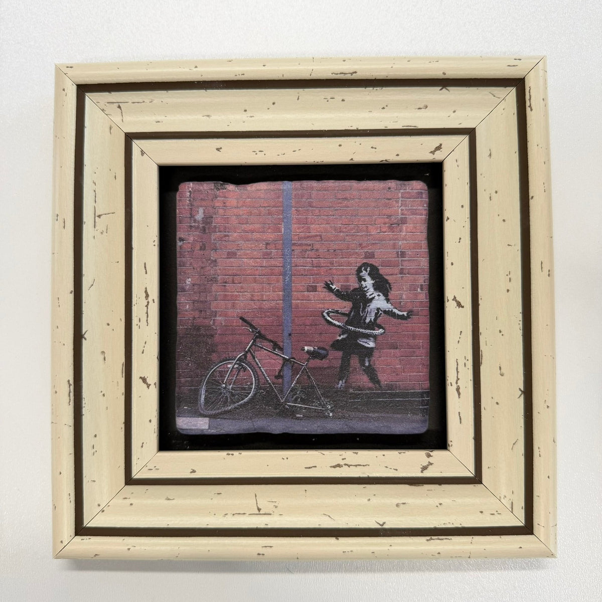Variant Mapping v4 | banksy-hula-hoop-girl-natural-stone-coaster | with White Frame | sha256:ac95fd60ca06