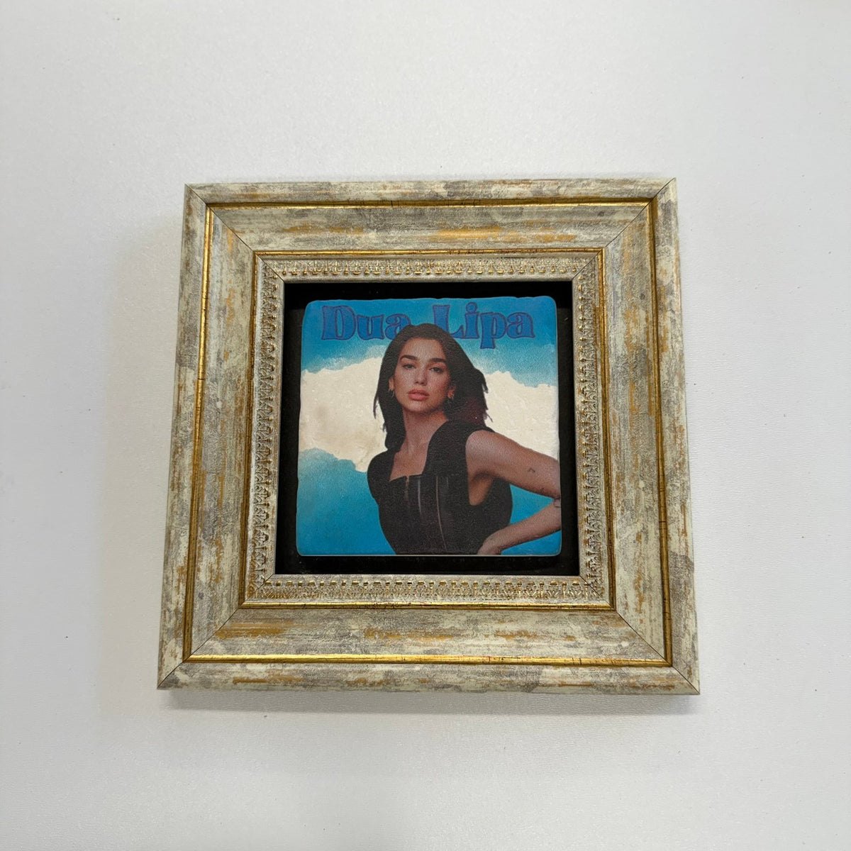 Variant Mapping v4 | dua-lipa-natural-stone-coaster | with Gold Frame | sha256:d395f43d96ae