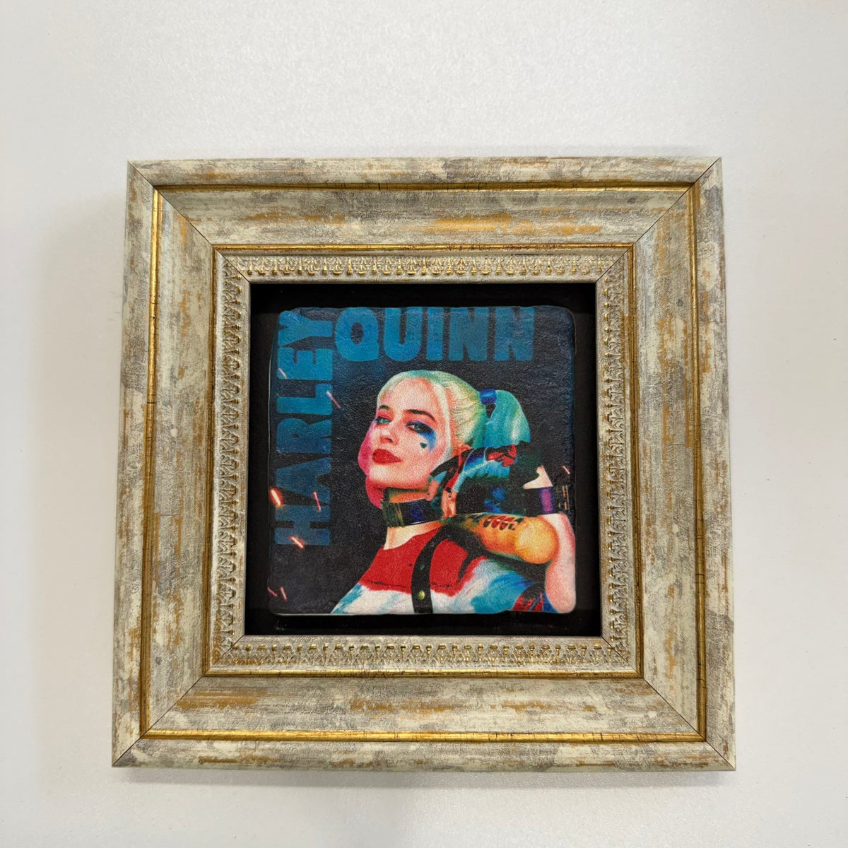Variant Mapping v4 | harley-quinn-movie-natural-stone-coaster | with Gold Frame | sha256:369054139c4e