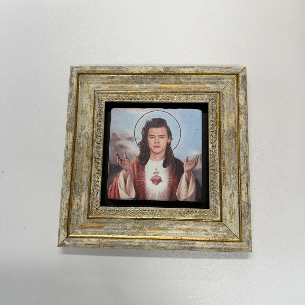 Variant Mapping v4 | harry-styles-jesus-natural-stone-coaster | with Gold Frame | sha256:efa78efb0ad7