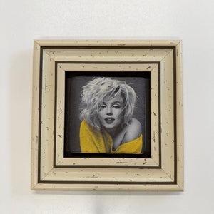 Variant Mapping v4 | marilyn-monroe-natural-travertine-stone-coaster | with White Frame | sha256:d6c47d206e7c