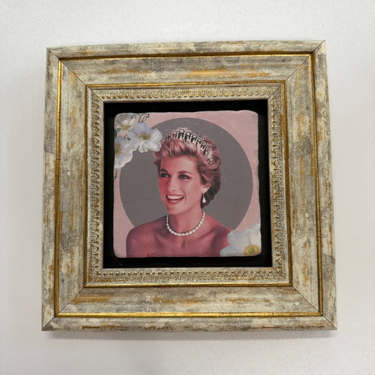 Variant Mapping v4 | princess-charlotte-natural-stone-royal-family-coaster | with Gold Frame | sha256:b5cbbb8b763e