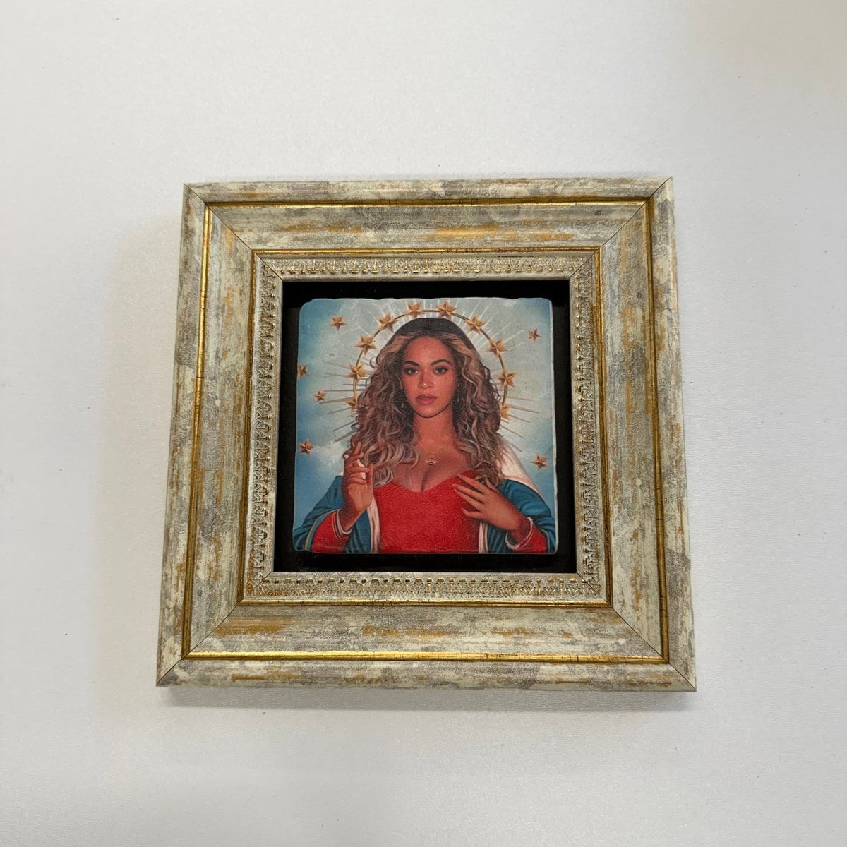 Variant Mapping v4 | saint-beyonce-natural-travertine-stone-coaster | with Gold Frame | sha256:32028087d3b7