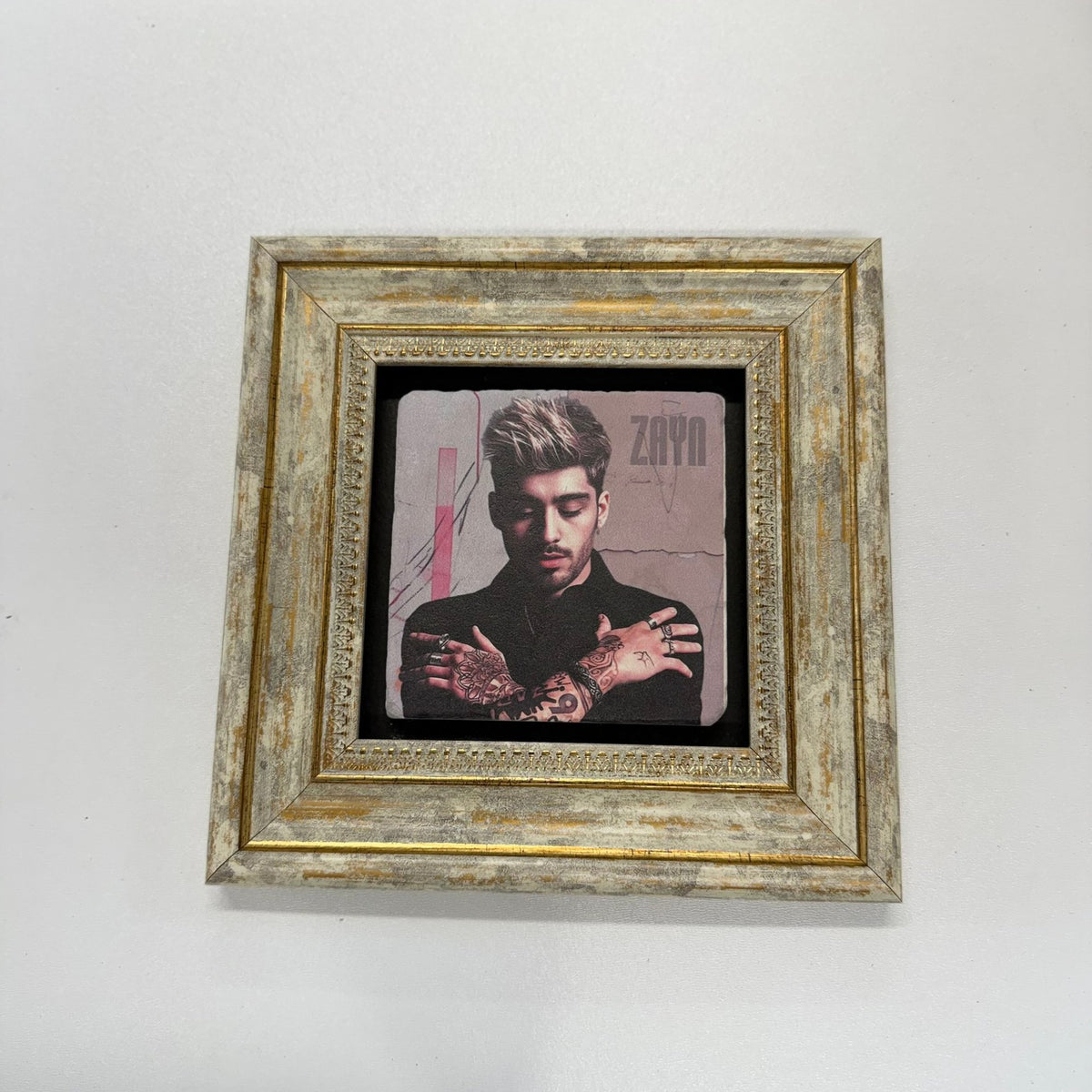 Variant Mapping v4 | zayn-malik-natural-stone-coaster | with Gold Frame | sha256:87c7ae5159b1