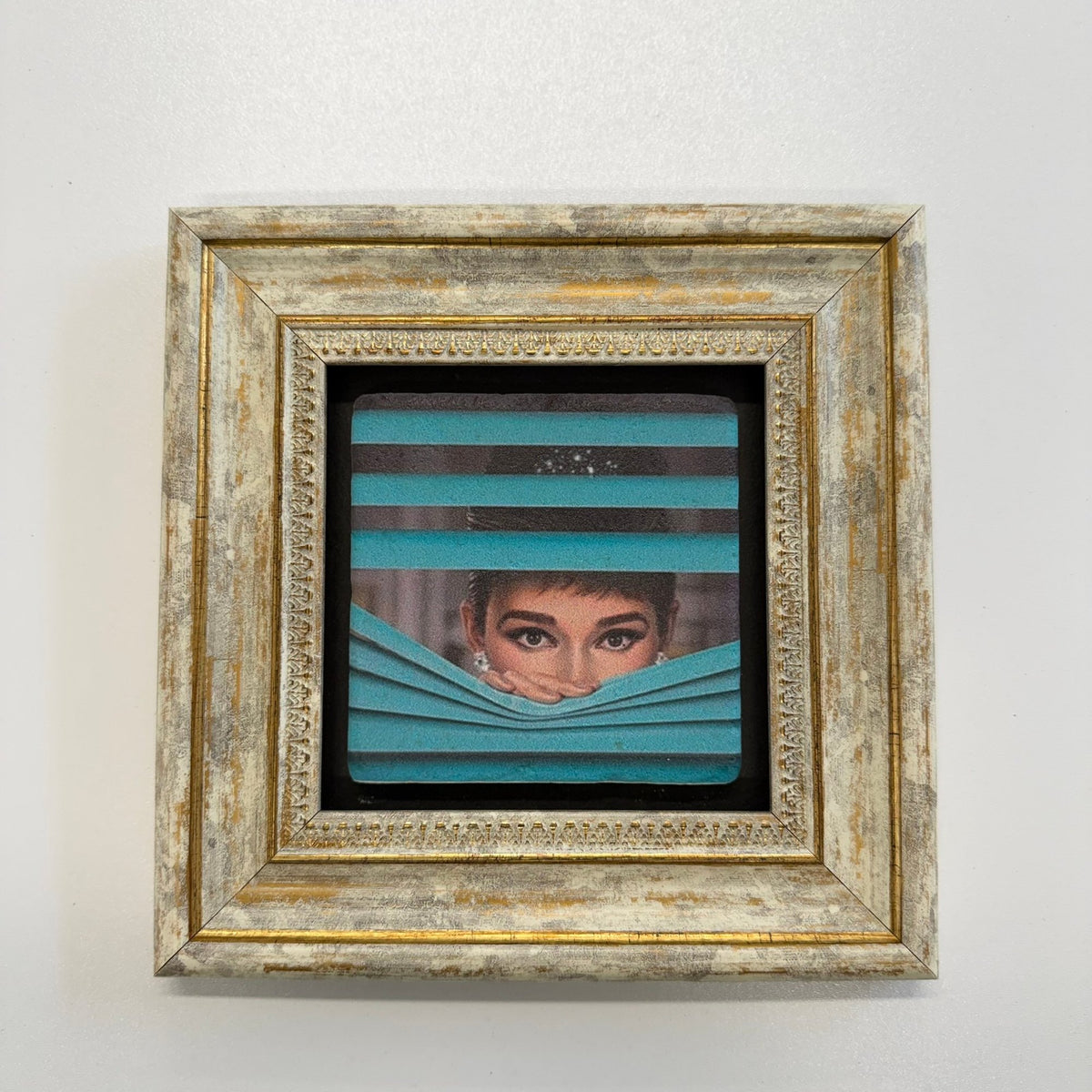 Variant Mapping v4 | audrey-hepburn-breakfast-at-tiffany-natural-stone-coaster | with Gold Frame | sha256:f68484e0c704