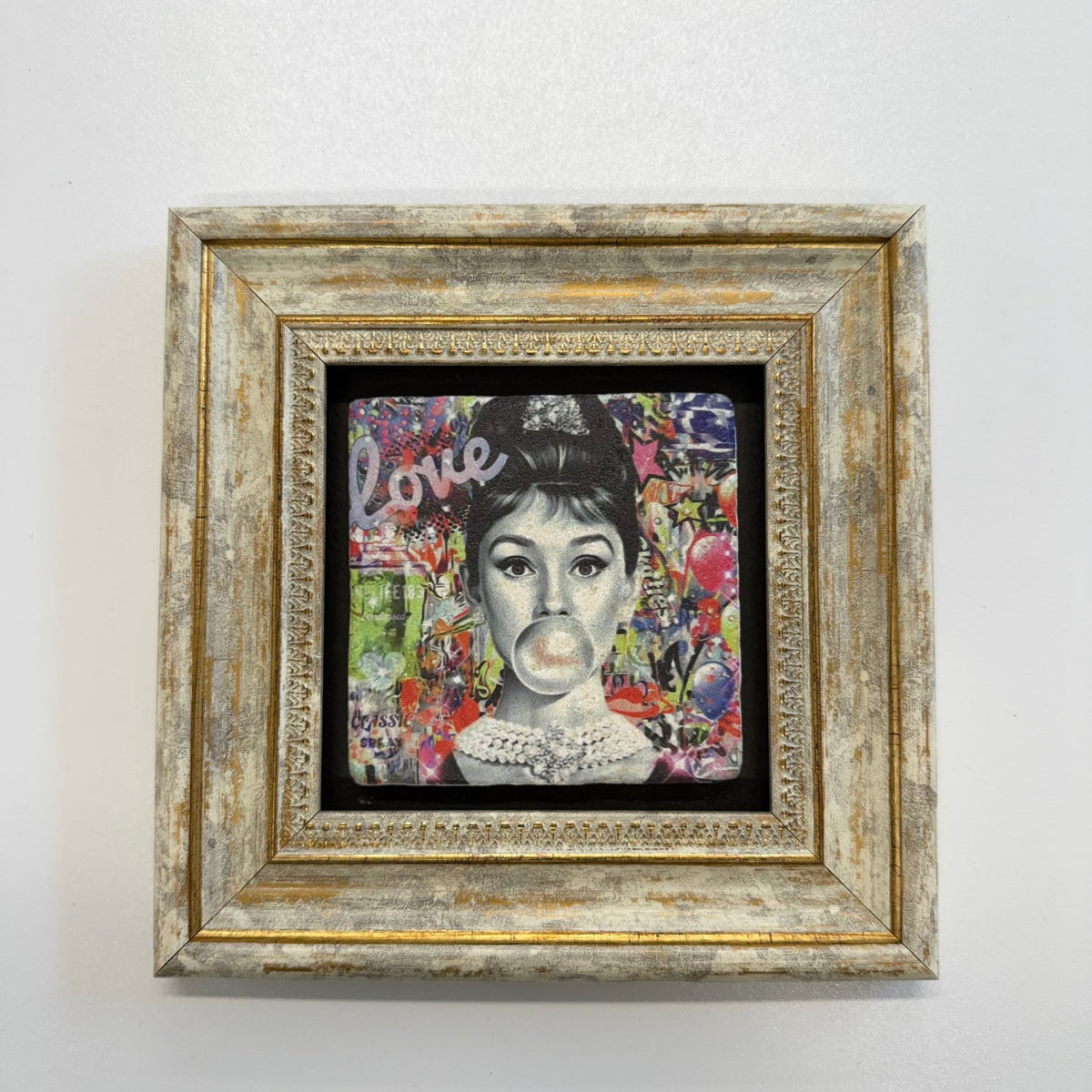 Variant Mapping v4 | audrey-hepburn-graffiti-stone-coaster | with Gold Frame | sha256:4977ca458ed4