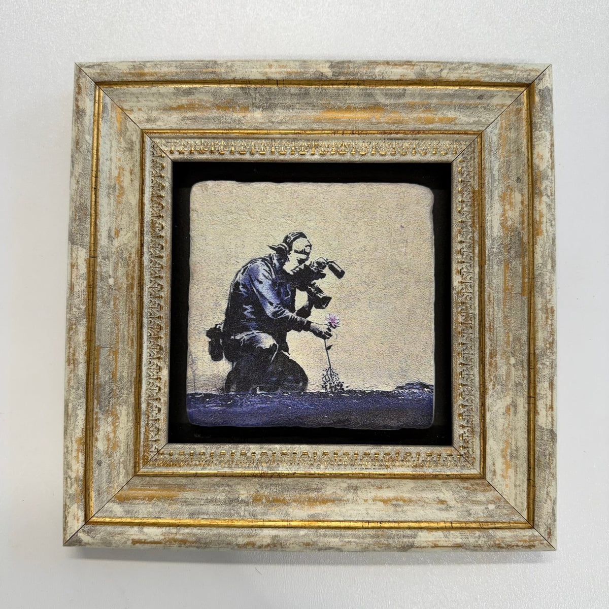 Variant Mapping v4 | banksy-cameraman-and-flower-natural-stone-coaster | with Gold Frame | sha256:ad464c927916