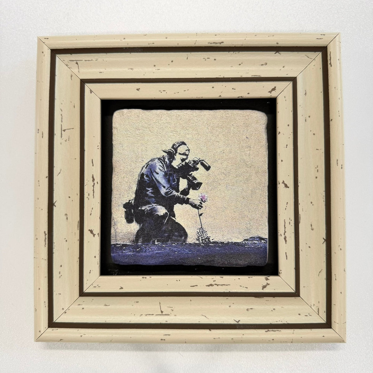 Variant Mapping v4 | banksy-cameraman-and-flower-natural-stone-coaster | with White Frame | sha256:7a491df64776