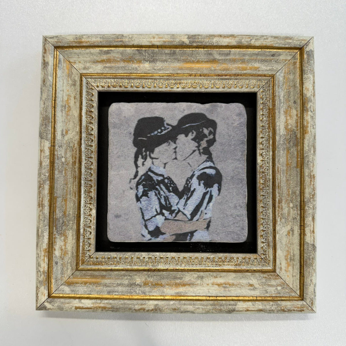 Variant Mapping v4 | banksy-kissing-women-natural-stone-coaster | with Gold Frame | sha256:0a7a646f04e7
