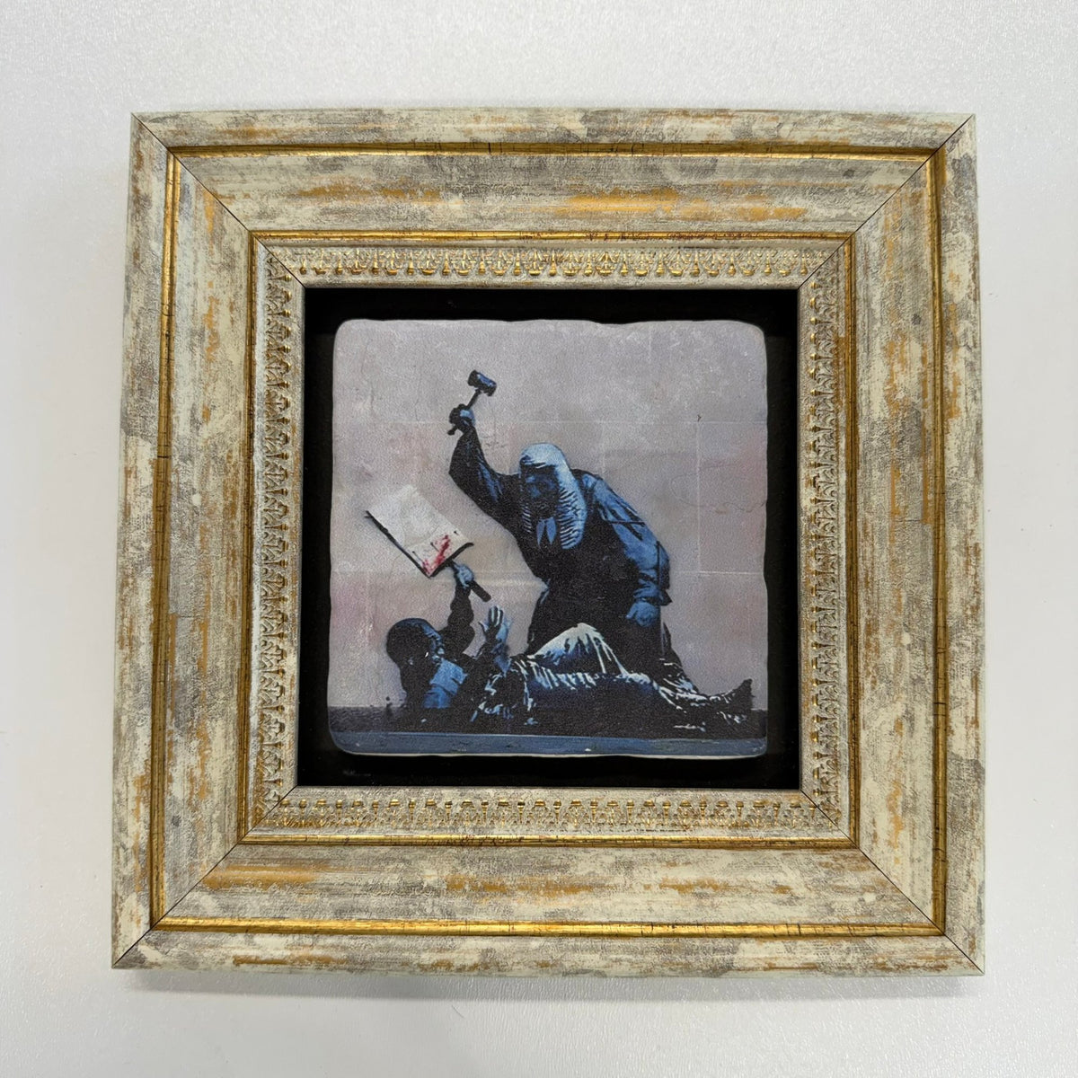 Variant Mapping v4 | banksy-royal-courts-natural-stone-coaster | with Gold Frame | sha256:e9813b73aedd