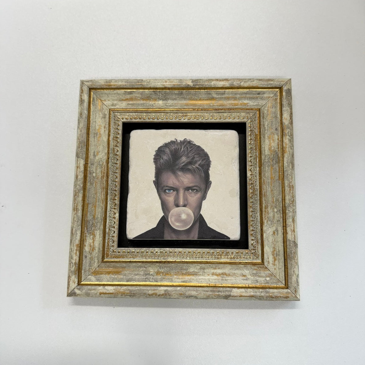 Variant Mapping v4 | david-bowie-bubble-gum-stone-coaster | with Gold Frame | sha256:a4665e40e602