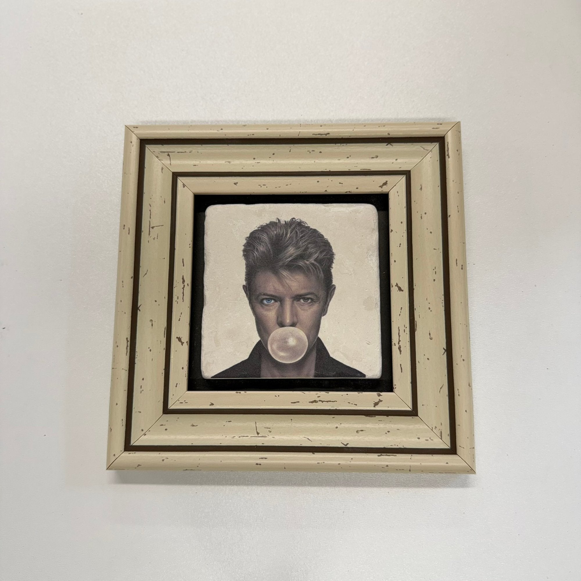 Variant Mapping v4 | david-bowie-bubble-gum-stone-coaster | with White Frame | sha256:90f8cda4c0db