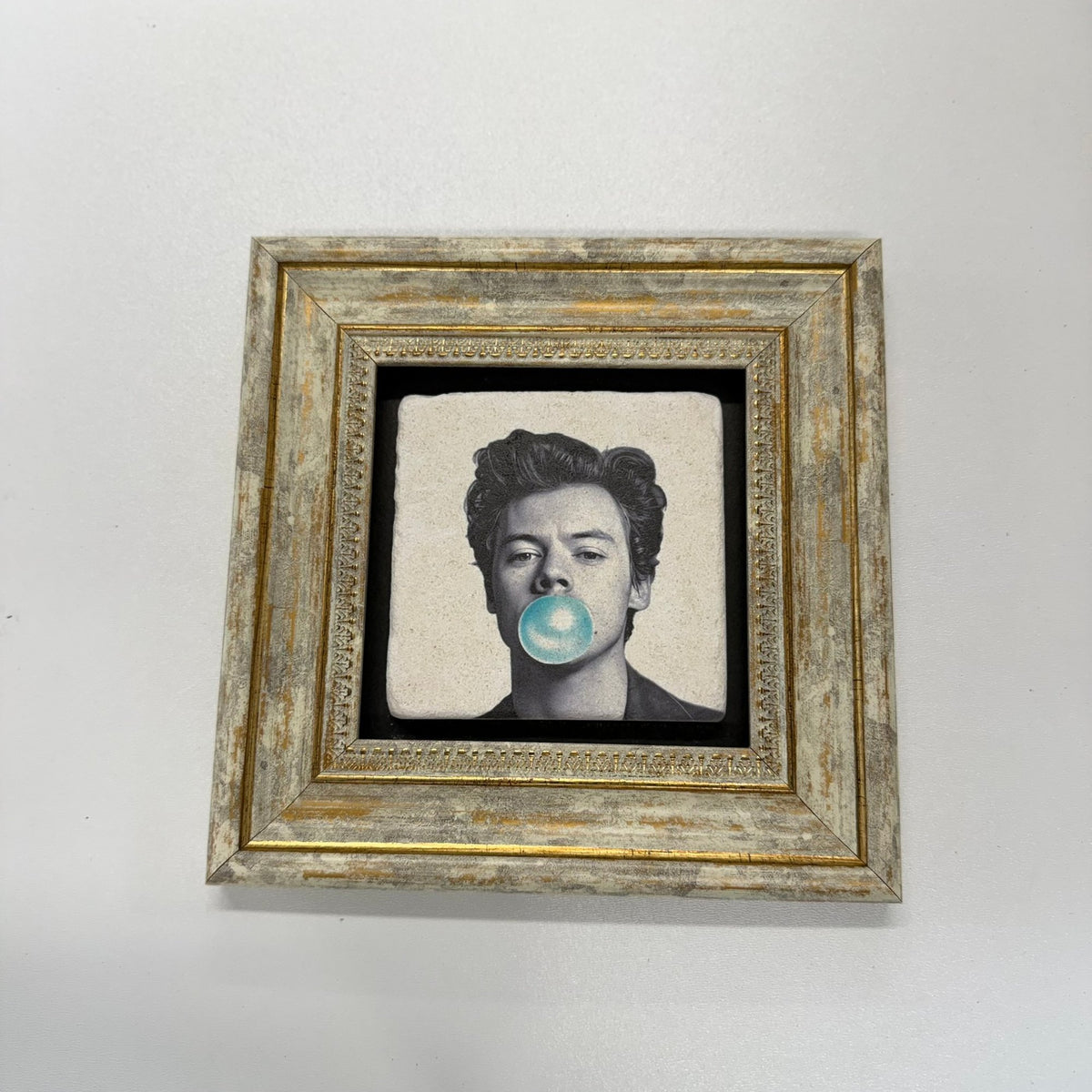 Variant Mapping v4 | harry-styles-bubble-gum-natural-stone-coaster | with Gold Frame | sha256:6aeb0f68f2ff