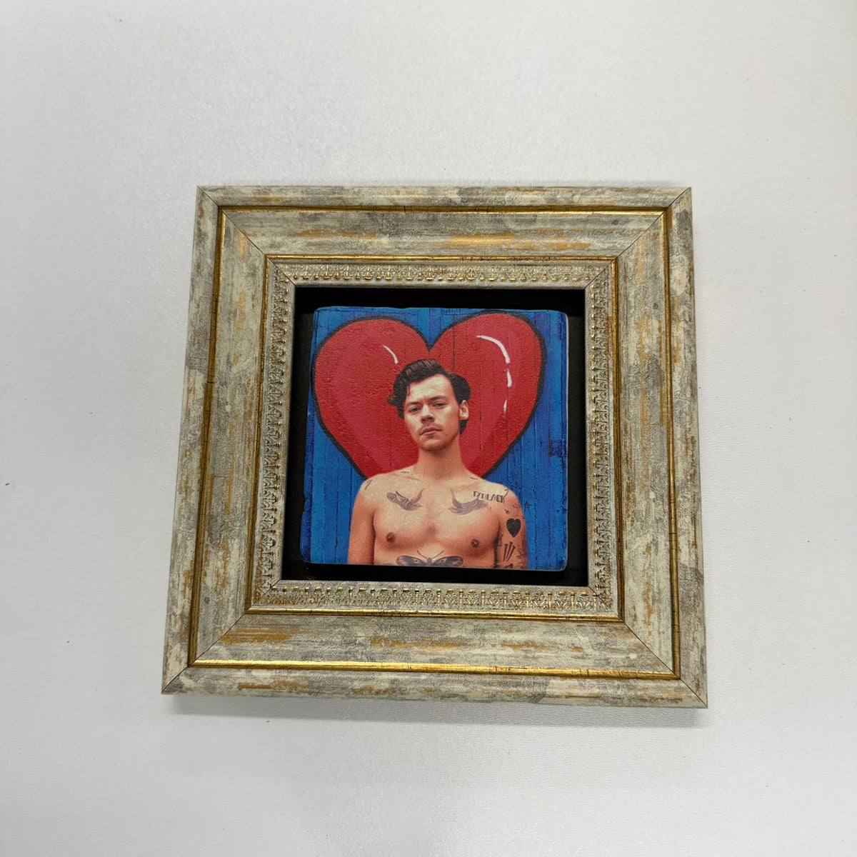 Variant Mapping v4 | harry-styles-hearth-natural-stone-coaster | with Gold Frame | sha256:221fd5a7c6af