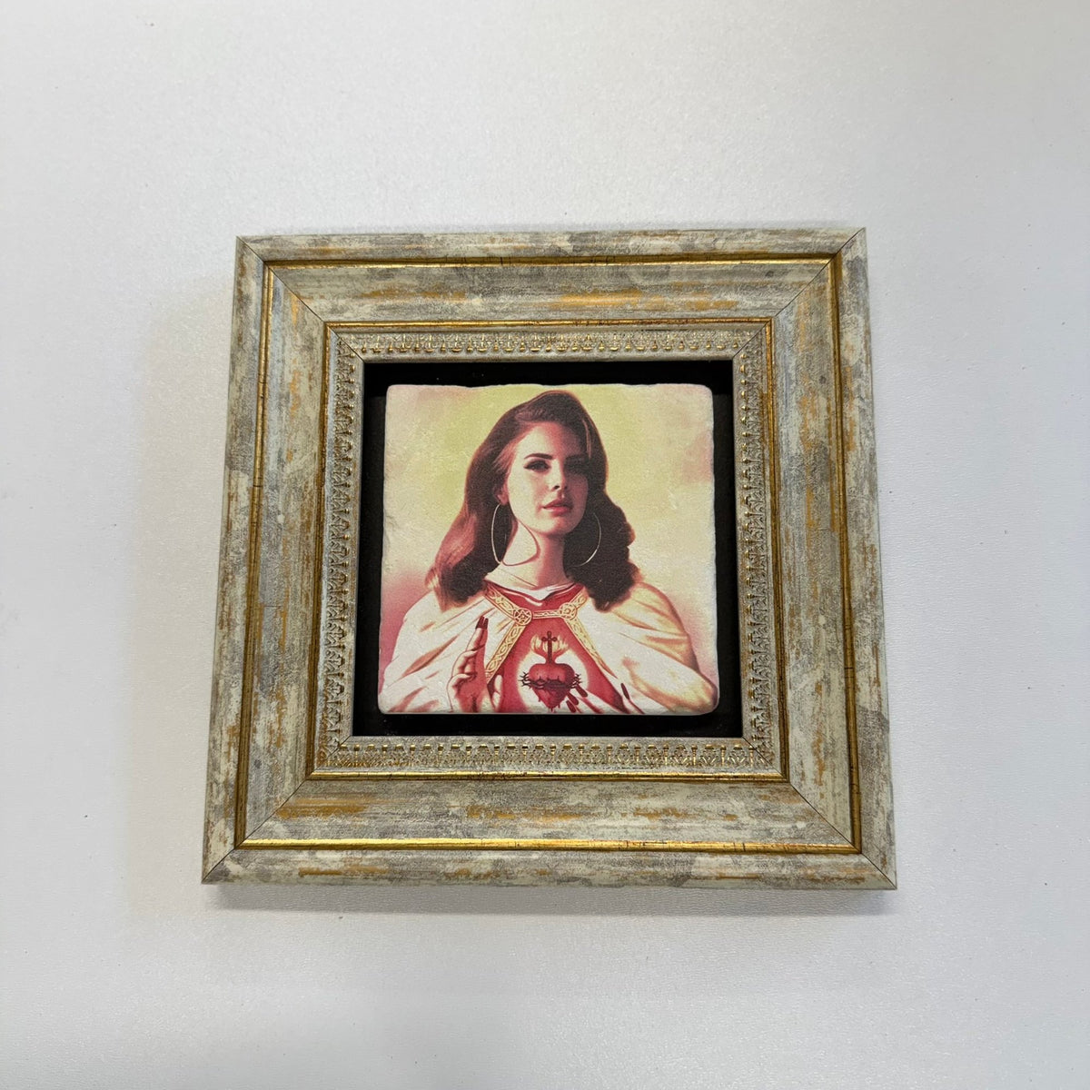 Variant Mapping v4 | lana-del-rey-natural-stone-saint-coaster | with Gold Frame | sha256:8cd8d5ed44dd