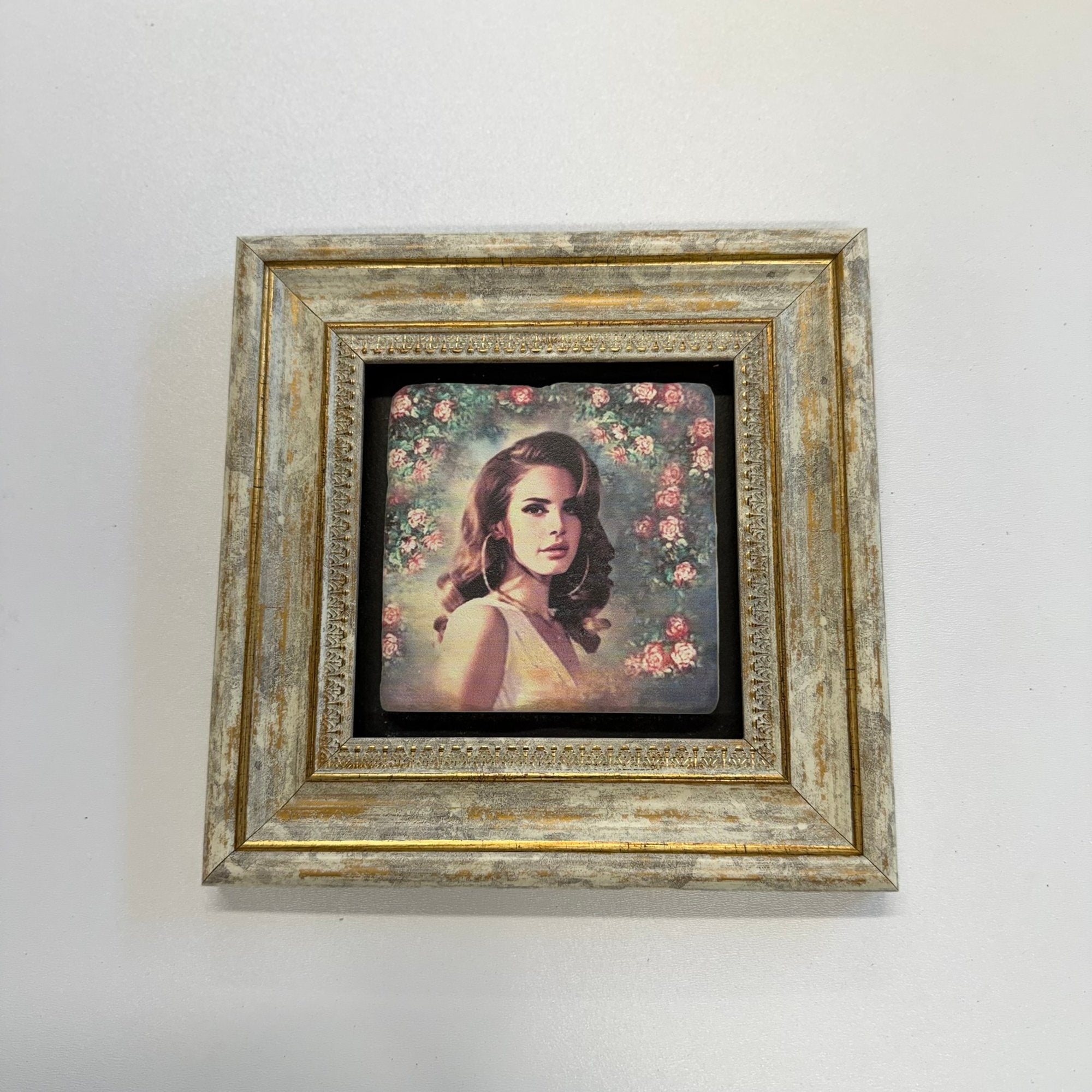 Variant Mapping v4 | lana-del-rey-rose-wreath-stone-coaster | with Gold Frame | sha256:2252378562fc