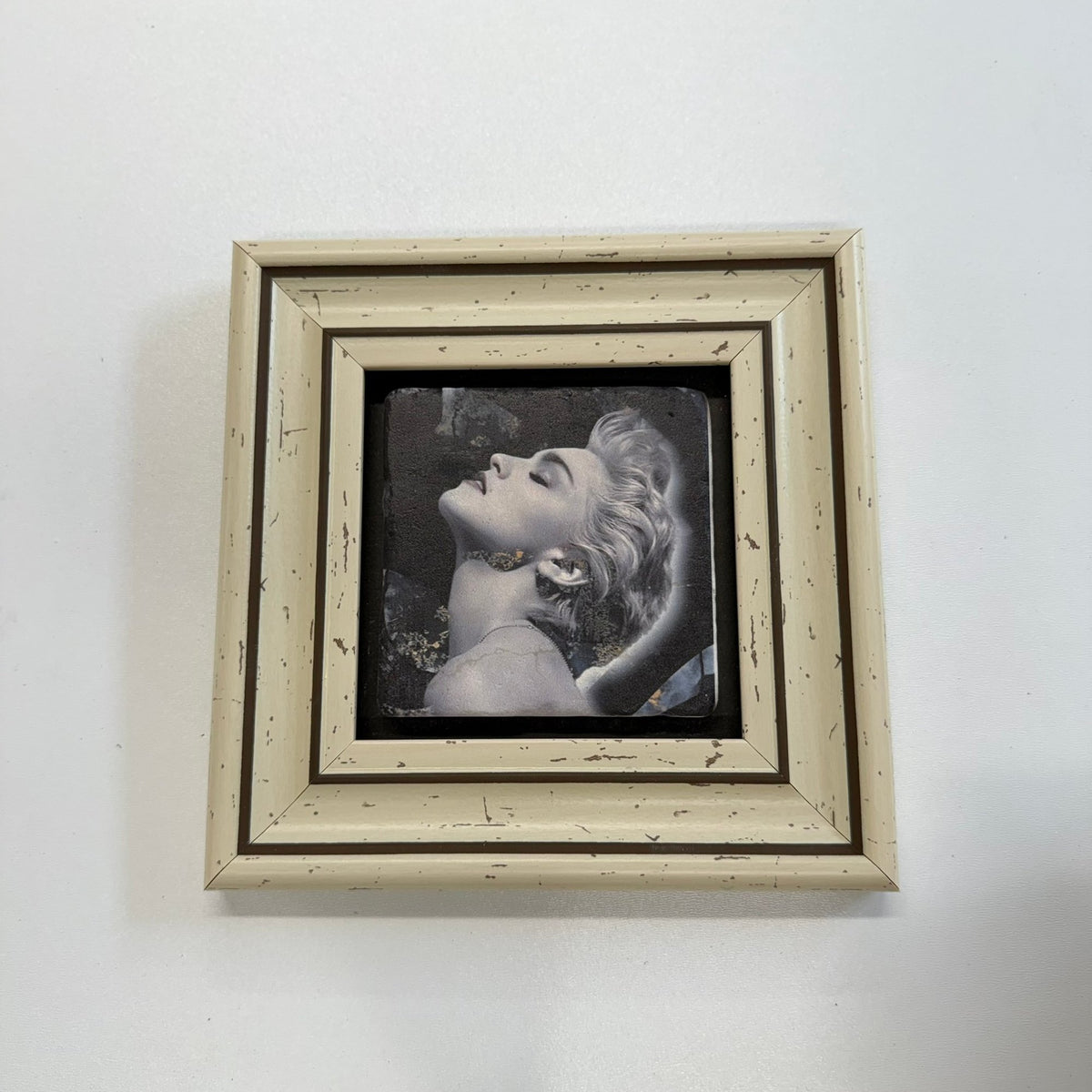 Variant Mapping v4 | madonna-true-blue-natural-stone-coaster | with White Frame | sha256:e38ae1f68de9