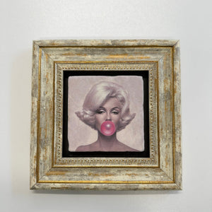 Variant Mapping v4 | marilyn-monroe-natural-travertine-pink-bubble-stone-coaster | with Gold Frame | sha256:0af4bc8c730a