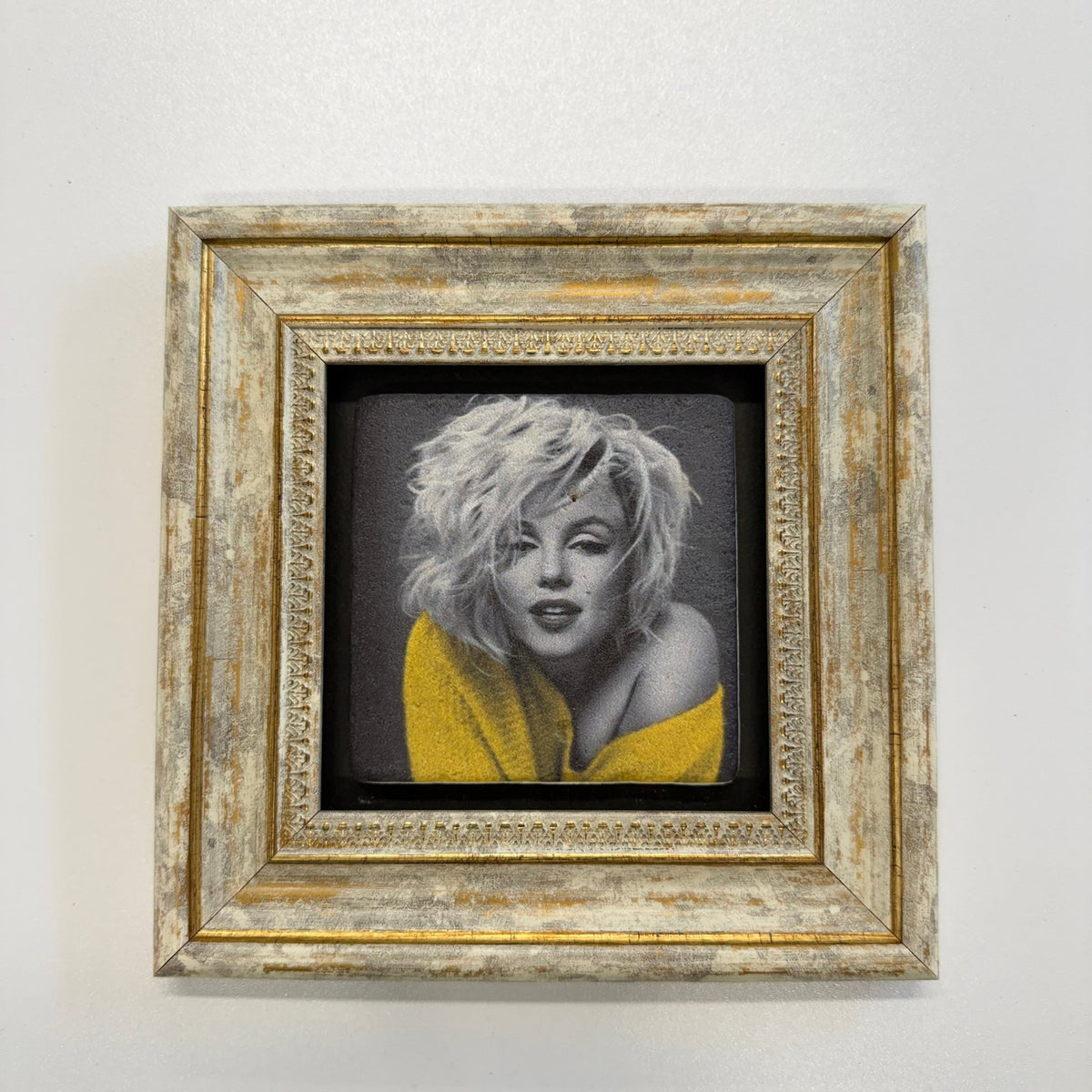 Variant Mapping v4 | marilyn-monroe-natural-travertine-stone-coaster | with Gold Frame | sha256:e64647888052