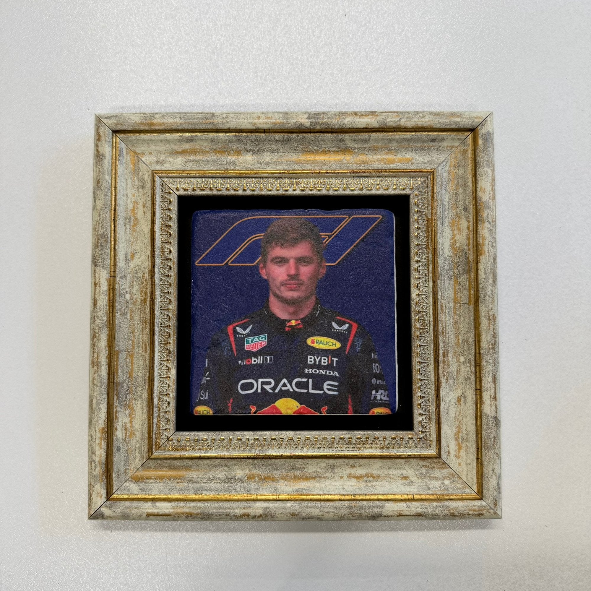 Variant Media V2 | max-verstappen-natural-stone-coaster-red-bull-sport | gold | variant_main | sha256:7e32b69748e7