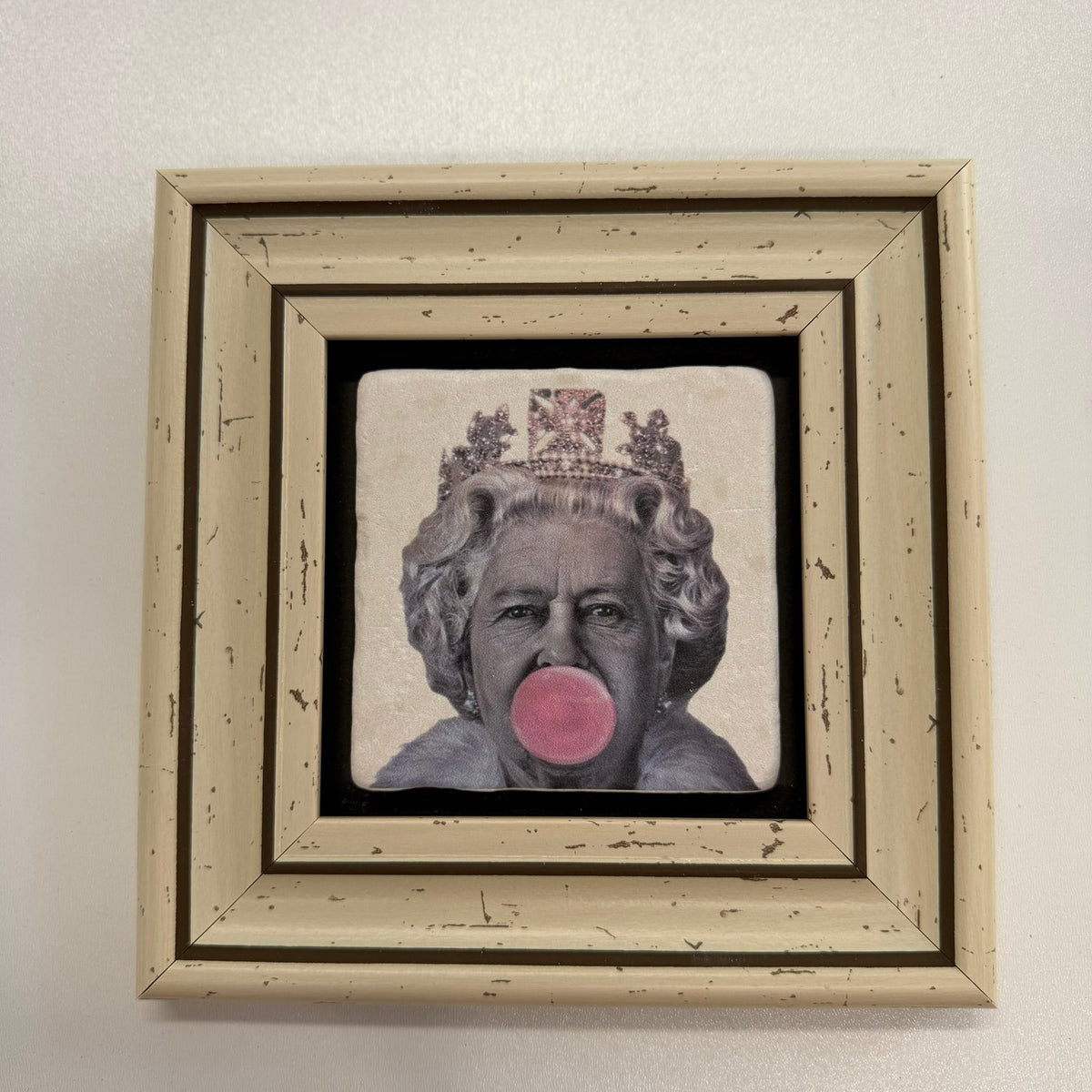 Variant Mapping v4 | queen-pink-bubble-natural-stone-coaster | with White Frame | sha256:66e3051e96ef